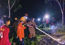 Bupati Kubu Raya Bantu Padamkan Karhutla di Jalan Wanodadi Dua