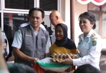 115 Warga Rentan di Singkawang Terima Bantuan Permakanan Tahap II