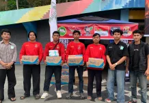 Aliansi Selamatkan Kalbar Salurkan Donasi kepada Relawan Pemadam Kebakaran