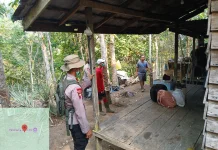 Satgas Karhutla Evakuasi Satu Keluarga yang Terjebak di Pondok Kebun Melawi