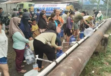 Warga Pontianak Timur Antusias Antre Air Bersih PDAM