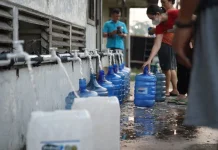 Warga Terbantu Layanan Air Tawar Gratis PDAM