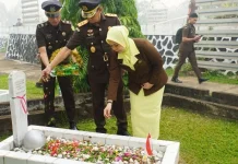Kajati Kalbar Pimpin Ziarah ke Taman Makam Pahlawan dan Tanam 500 Pohon