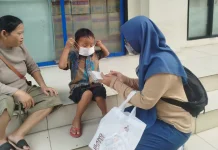 Peduli Kesehatan di tengah Kabut Asap, AIMI Kalbar Bagikan Masker Anak
