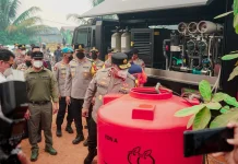 Polda Kalbar Salurkan Air Bersih untuk Warga Terdampak Karhutla di Lintang Batang