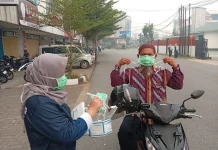 Warga Apresiasi RRI Pontianak Bagikan Masker Gratis