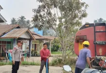 Warga Krisis Air Bersih, Polsek Sungai Kunyit Distribusikan 24 Ton Air