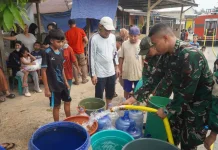 Kodim 1208 Sambas Salurkan Air Bersih ke Dua Desa