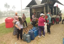 Brimob Polda Kalbar Salurkan Air Bersih Gratis untuk Warga Kubu Raya