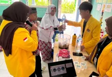Mahasiswa KKN UPB Pontianak Latih Pembuatan Eco Enzyme di Ponpes Abu Hurairah