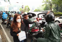 Peduli Kabut Asap, P2D Kalbar Bagikan 2.000 Masker kepada Pengguna Jalan
