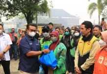 Insan Maritim Bagikan Masker dan Sembako Gratis di Pontianak