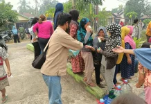 Pemuda Muhammadiyah Kubu Raya Bagikan Masker dan Vitamin