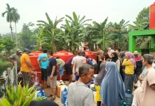 Kesbangpol Kubu Raya Salurkan 8.000 Liter Air Bersih untuk Warga Dusun Mulyorejo