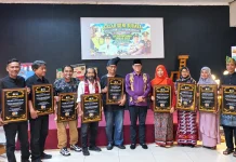 Sultan Pontianak IX Serahkan Award Literasi di Pasar Jungkat