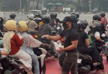Bersinergi Tangani Karhutla, Aliansi Dayak Pengawal NKRI Bagikan Masker