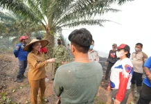 Kabut Asap Karhutla Kepung Permukiman, Bupati Landak Karolin Turun Tangan Bagikan