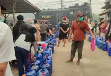 Polres Kubu Raya Bantu 175 Warga dengan 6.000 Liter Air Bersih