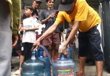 Pemkot Pontianak Distribusikan Air Bersih untuk Warga di Masjid Al Falah