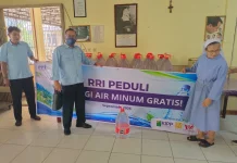 RRI Pontianak Peduli Bagikan Air Minum ke Panti Jompo Maria Joseph