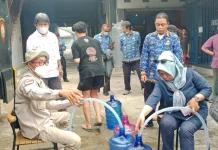 FPK Kalbar Salurkan 6.000 Liter Air dan Masker untuk Warga Kubu Raya