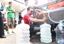 Diskominfo Salurkan 2.000 Liter Air Bersih untuk Warga Gajah Mada 5