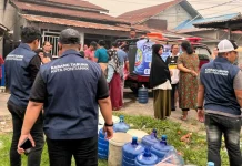 Senyum Warga saat Terima Air Bersih Gratis dari Karang Taruna Pontianak