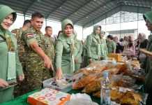 TNI Bantu Warga Terdampak Asap Karhutla di Kalbar