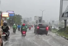 Hujan Deras dan Angin Kencang Terjang Pontianak
