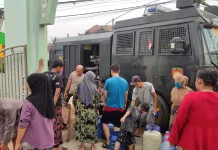 Polres Kubu Raya Salurkan 8.000 Liter Air Bersih ke Warga