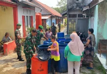 Kodim 1202/Singkawang Salurkan Air Bersih untuk Masyarakat Kelurahan Kuala