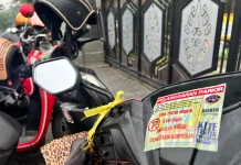 Dishub Pasang Stiker Peringatan Larangan Parkir di Trotoar