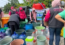 Dampak Kemarau, Pegadaian dan Ipemi Salurkan Bantuan Air Bersih di Mempawah