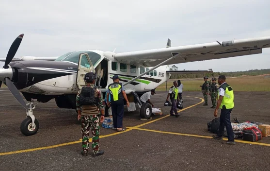 Aparat Amankan Proses Kedatangan Pesawat Perintis di Bomakia