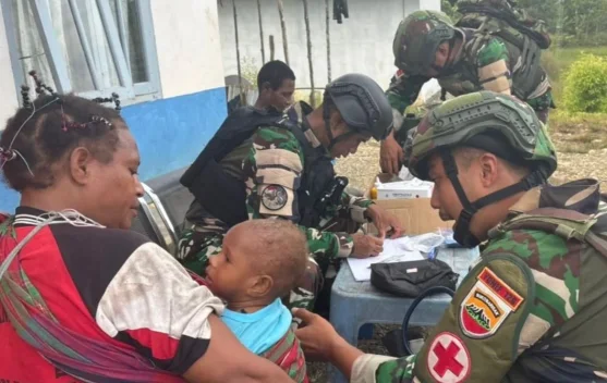 Satgas Yon Parako 466 Pasgat Layani Kesehatan Warga Distrik Manggelum