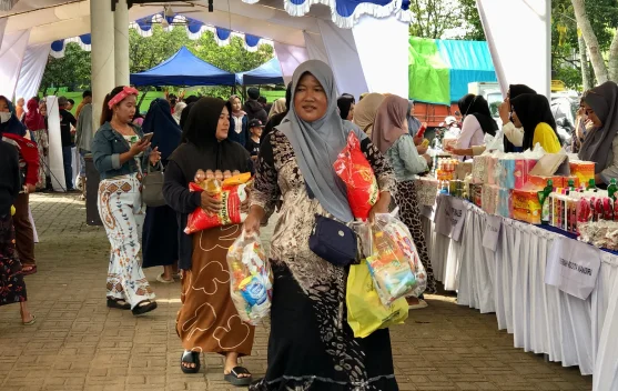 Rela Antre sejak Subuh demi Sembako Murah