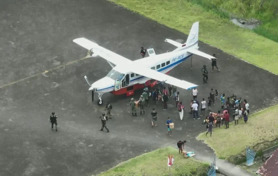 Satgas Yon Parako 466 Pasgat Tebar Humanisme di Aboy