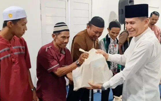 Kemenag Kalbar Salurkan Sembako dan Zakat Fitrah
