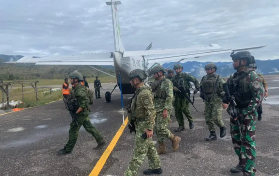 TNI Amankan Bandara Sinak, Wapanglima Tinjau Pos Satgas