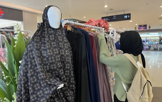 Mendekati Lebaran, Pedagang Pontianak Beralih Jual Mukena