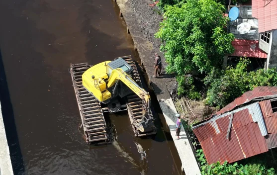 Terjunkan Eskavator Amfibi Keruk Parit, Upaya Pemkot Atasi Banjir