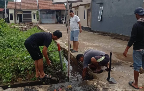 Warga Komplek Sayap Anugrah Darma Putra Gotong Royong Bersihkan Saluran