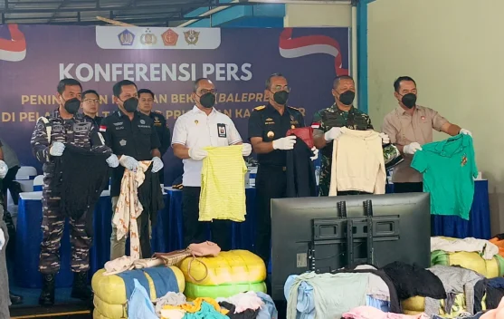 Bea Cukai Kalbagbar Tindak 2.060 balepress Pakaian Bekas