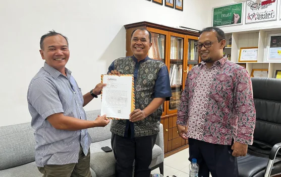 Bawaslu Kubu Raya Serahkan 163 Data Pemilih Diduga Meninggal ke KPU Kubu Raya