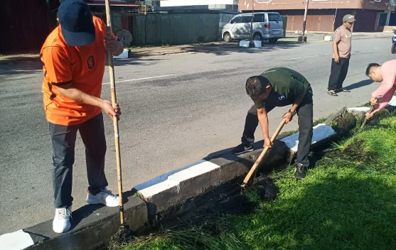 Gotong Royong Warnai Semangat Kebersamaan Pegawai RRI Pontianak