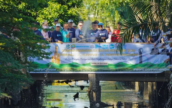 Penaburan Eco Enzyme Upaya Jaga Parit Bersih