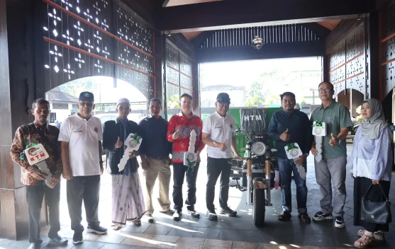 Pemkot Serahkan Bantuan 17 Kendaraan Roda Tiga Pengangkut Sampah
