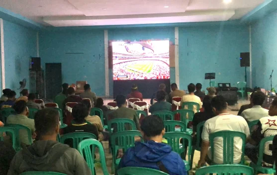 Antusias Warga Nobar Piala Dunia Bersama Anggota Komisi VII DPR RI Alifudin