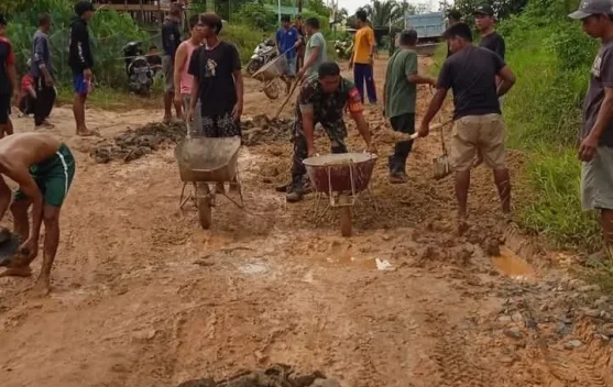Babinsa Kodim 1209/Bky Pulihkan Akses Jalan Warga Bengkayang
