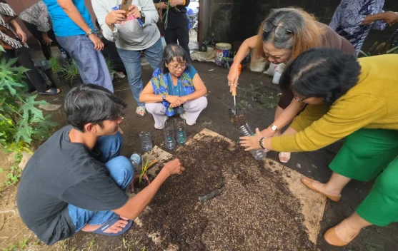 Dosen UPB Latih Warga Akcaya Budidaya Sayur Organik di Pekarangan Rumah